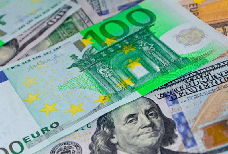 Важные новости из Китая определят движение курсов доллара и евро