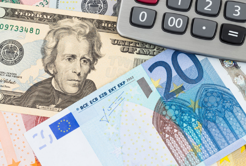 Экономист оценил вероятность доллара за 80 рублей, а евро - за 95