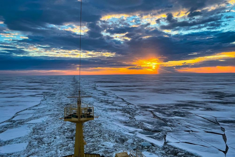 Атомоход "Арктика" ведет караван судов из Карского моря в Певек